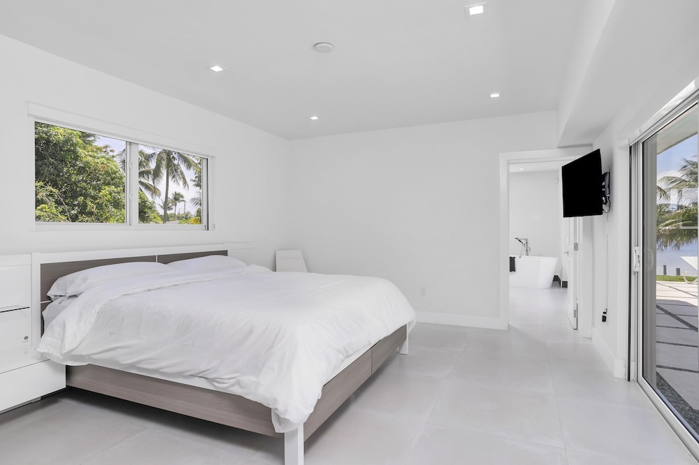 ***Luxury Lake Front Miami House, MUST SEE***