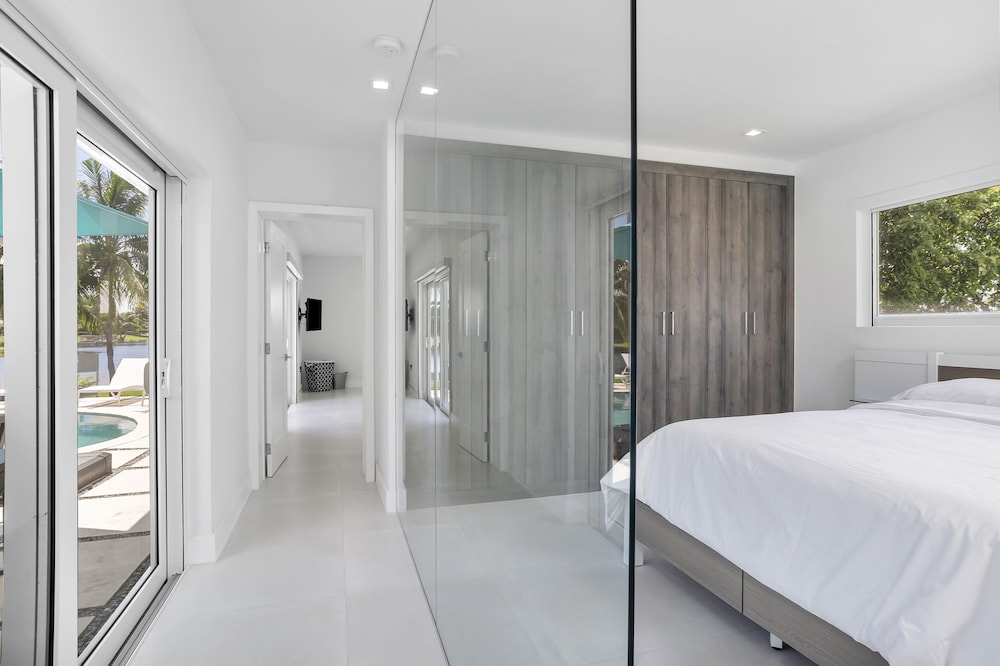 ***Luxury Lake Front Miami House, MUST SEE***