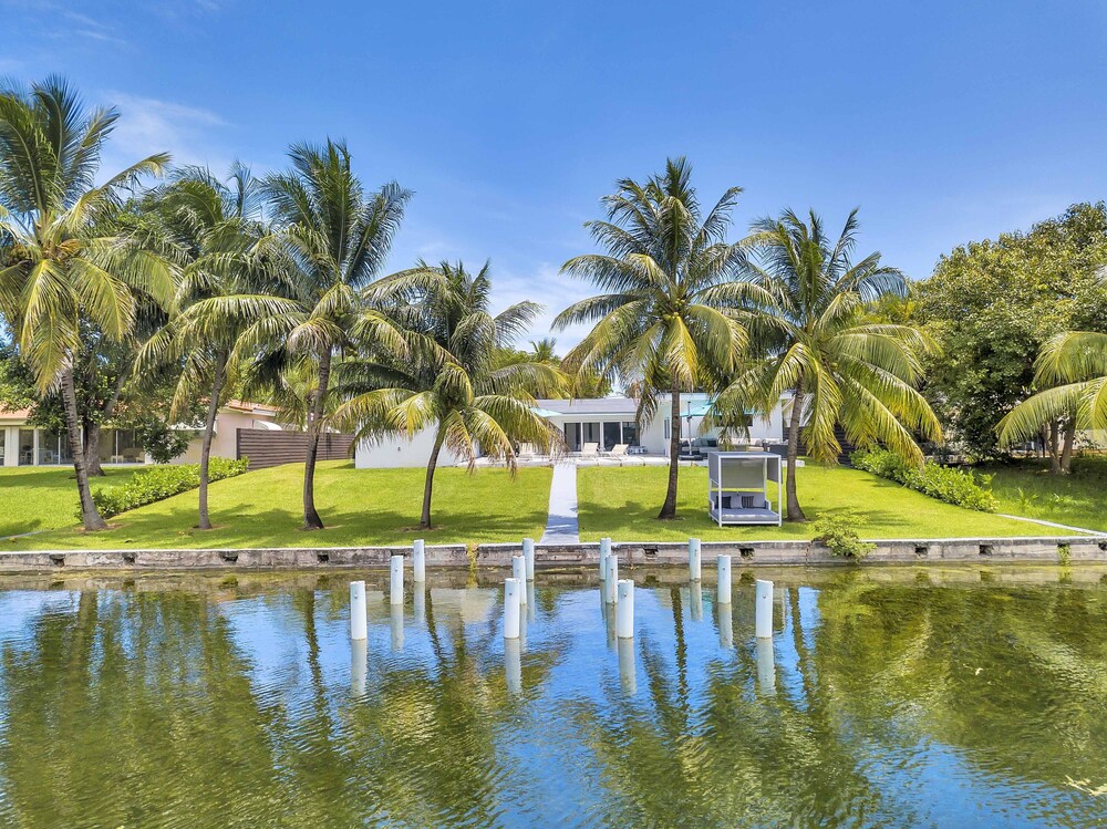 ***Luxury Lake Front Miami House, MUST SEE***