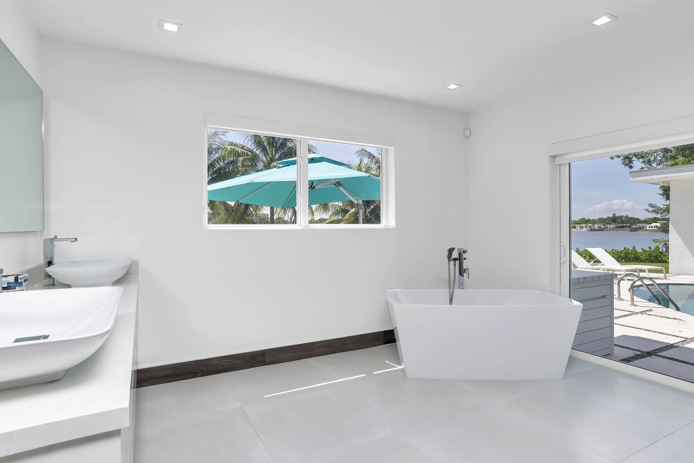 ***Luxury Lake Front Miami House, MUST SEE***