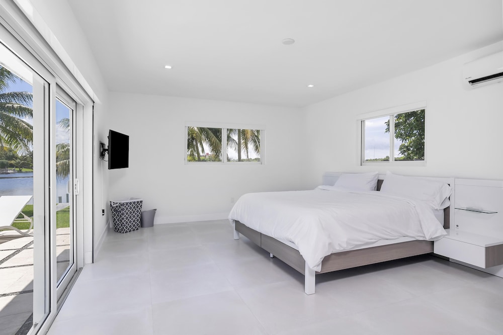 ***Luxury Lake Front Miami House, MUST SEE***