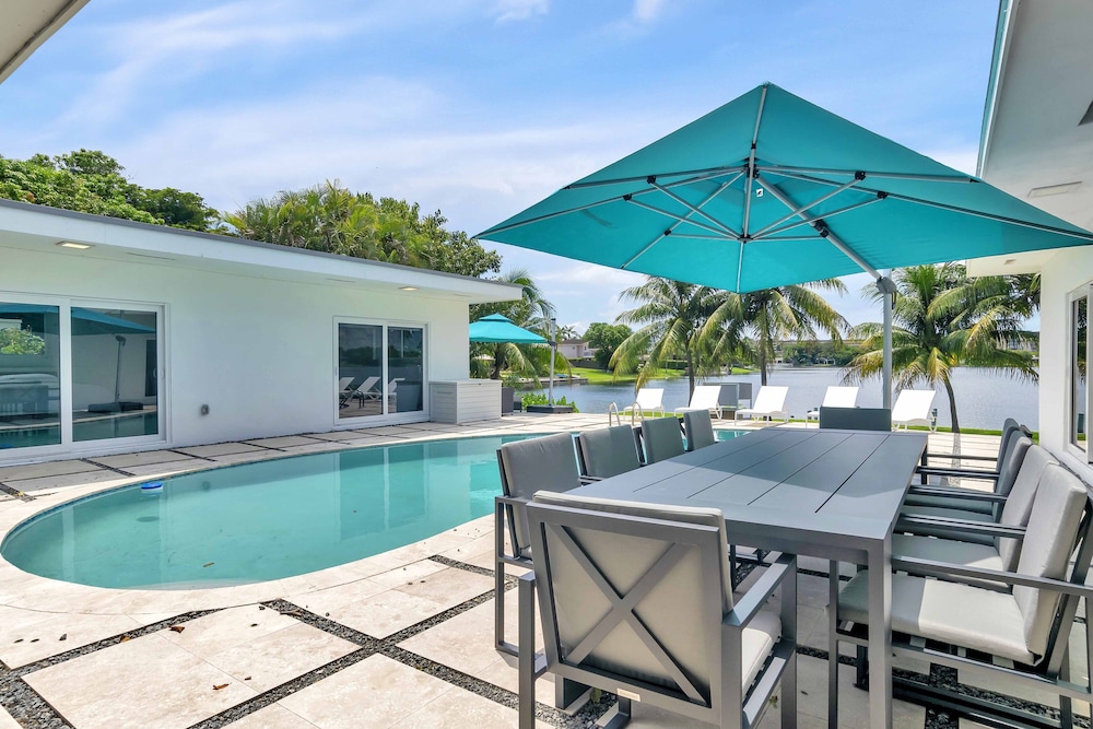 ***Luxury Lake Front Miami House, MUST SEE***