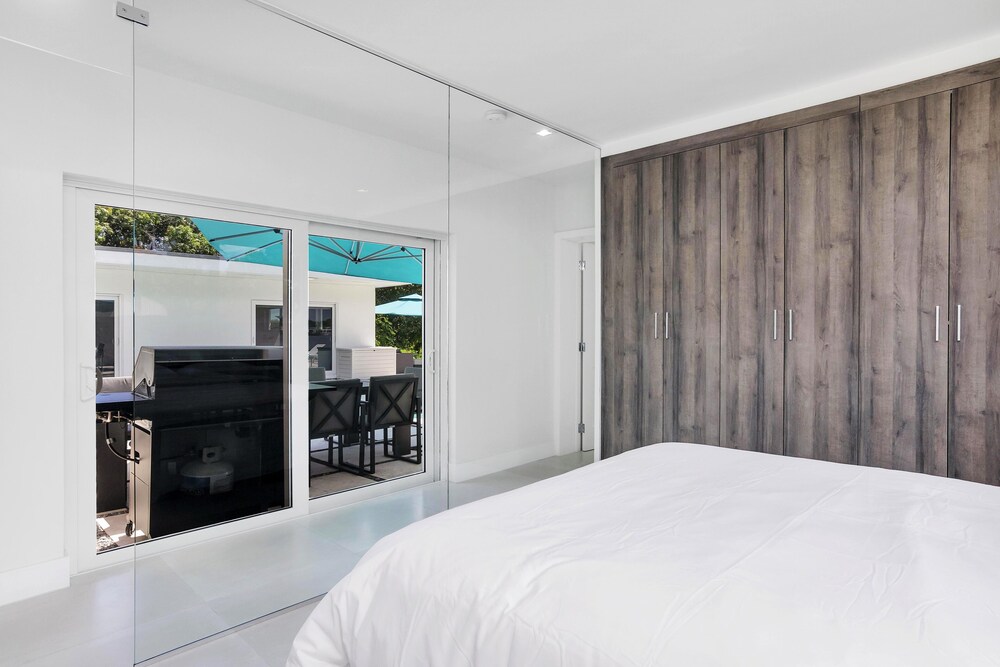 ***Luxury Lake Front Miami House, MUST SEE***