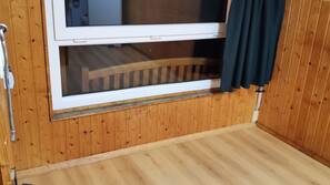 Kühlschrank, Mikrowelle, Herd, Wasserkocher mit Kaffee-/Teezubehör