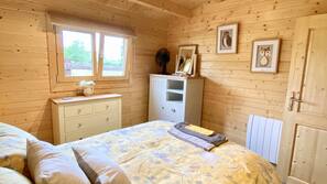 2 bedrooms, iron/ironing board, Internet, linens