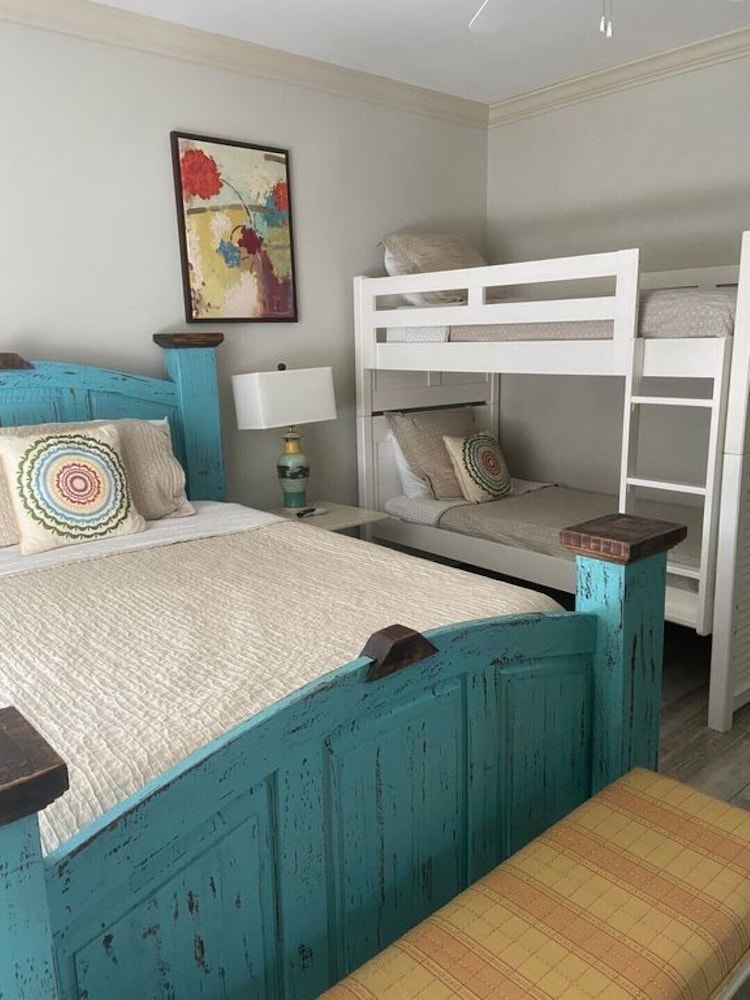 Beautiful Gulf 4 BR/4 Bath, High End Furnishings w/Beach Gear and Kayak