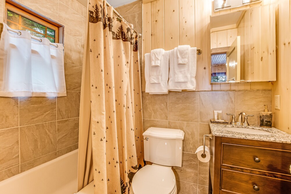 Dogfriendly, lakefront getaway w/ a wraparound balcony, beach, & boat