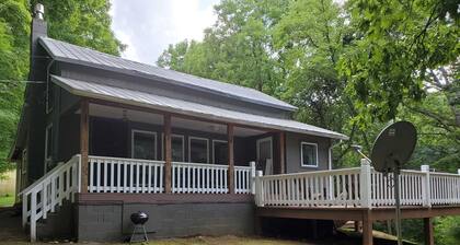 Cute Above The Creek 1 Bedroom Farmhouse by Redawning