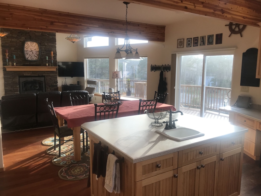 Seconds from the Beach, Spaciously Updated, Private Hot Tub, Perfect for Family