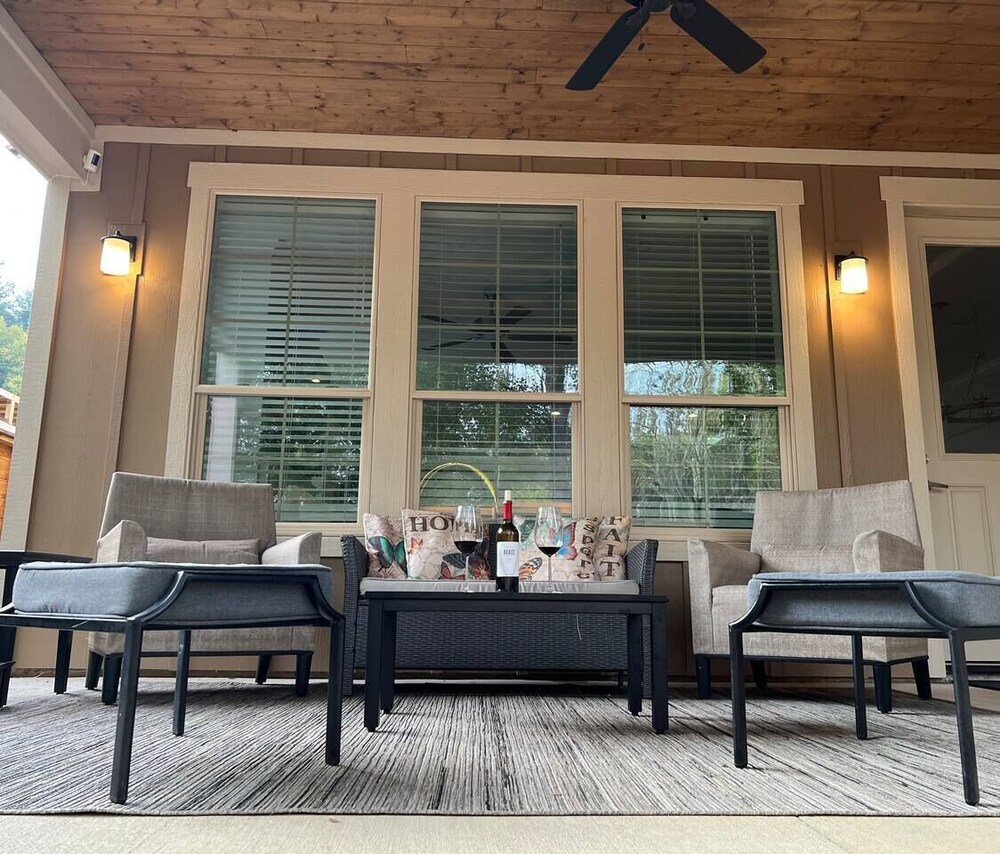 New Townhome | 2 Mins from downtown | AVL Mtn area