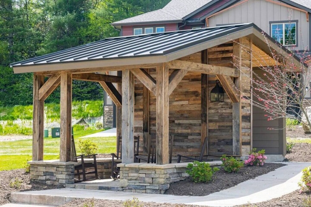 New Townhome | 2 Mins from downtown | AVL Mtn area