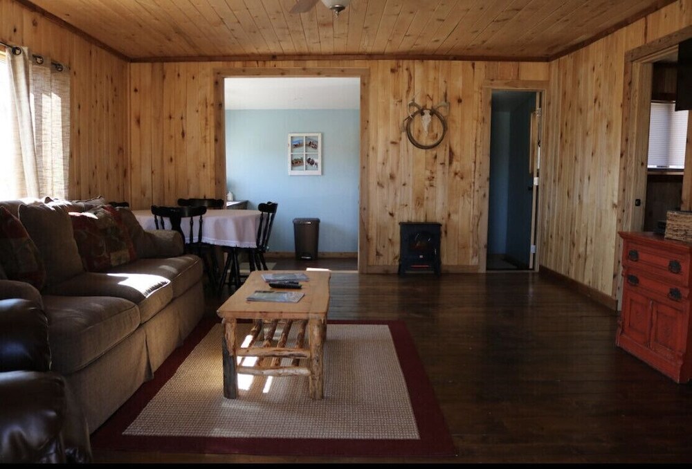 Bunkhouse w/ Horse AU227 Deals & Reviews (Big Timber