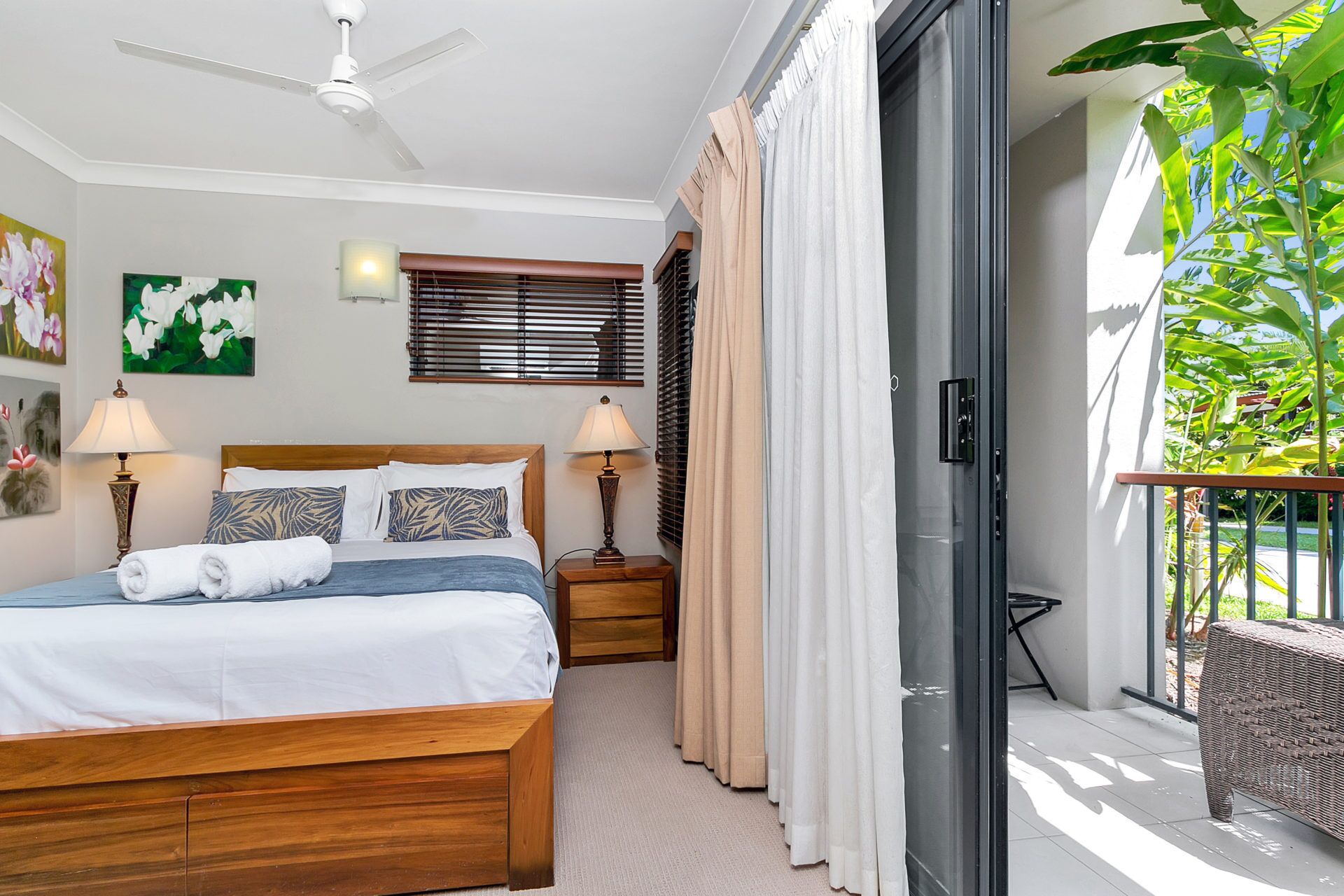 Blue Lagoon Lakeside Apartment