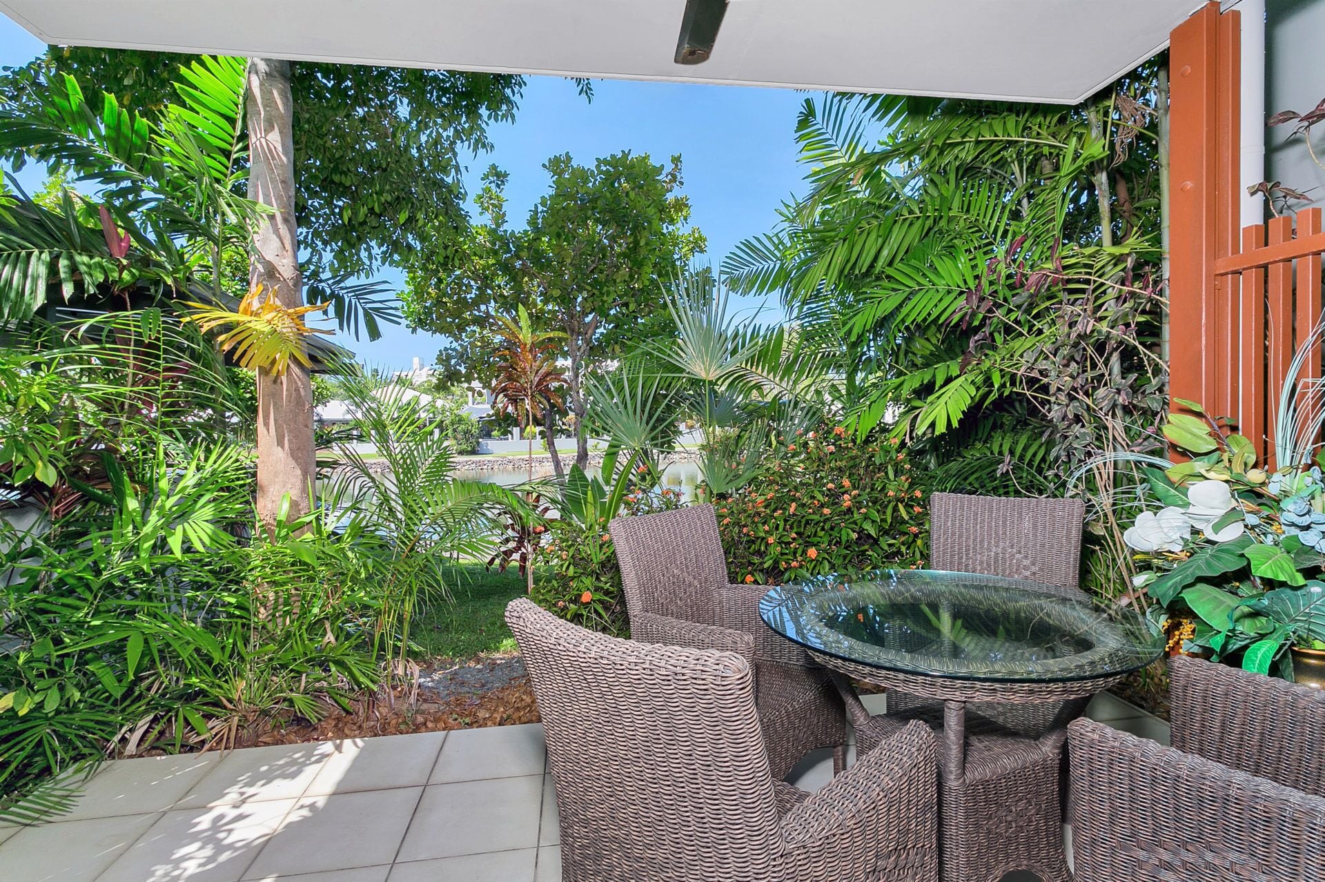 Blue Lagoon Lakeside Apartment