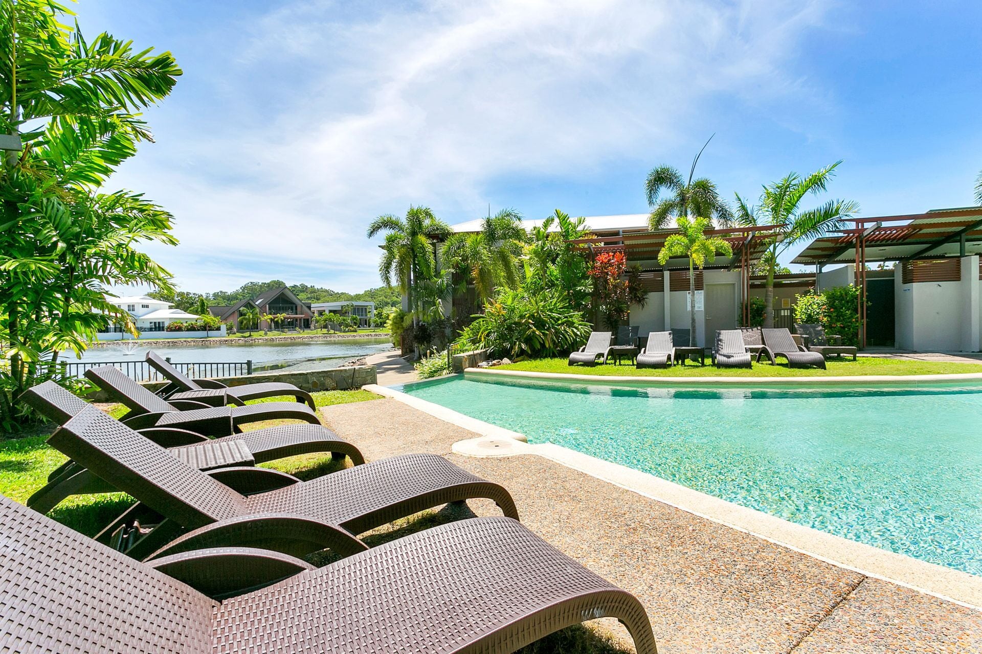 Blue Lagoon Lakeside Apartment