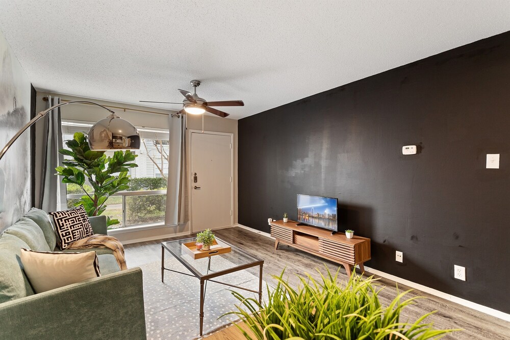 Close to SXSW! 🏯 Cozy Japanese Extended Stay | King Bed | Pool | Fast Wi-Fi