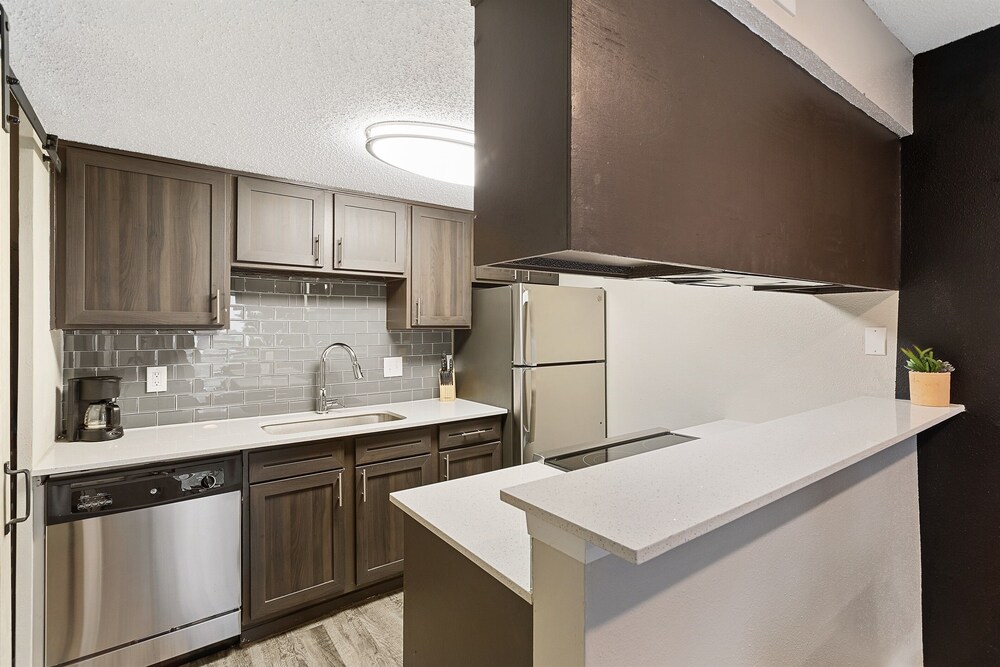 Close to SXSW! 🏯 Cozy Japanese Extended Stay | King Bed | Pool | Fast Wi-Fi