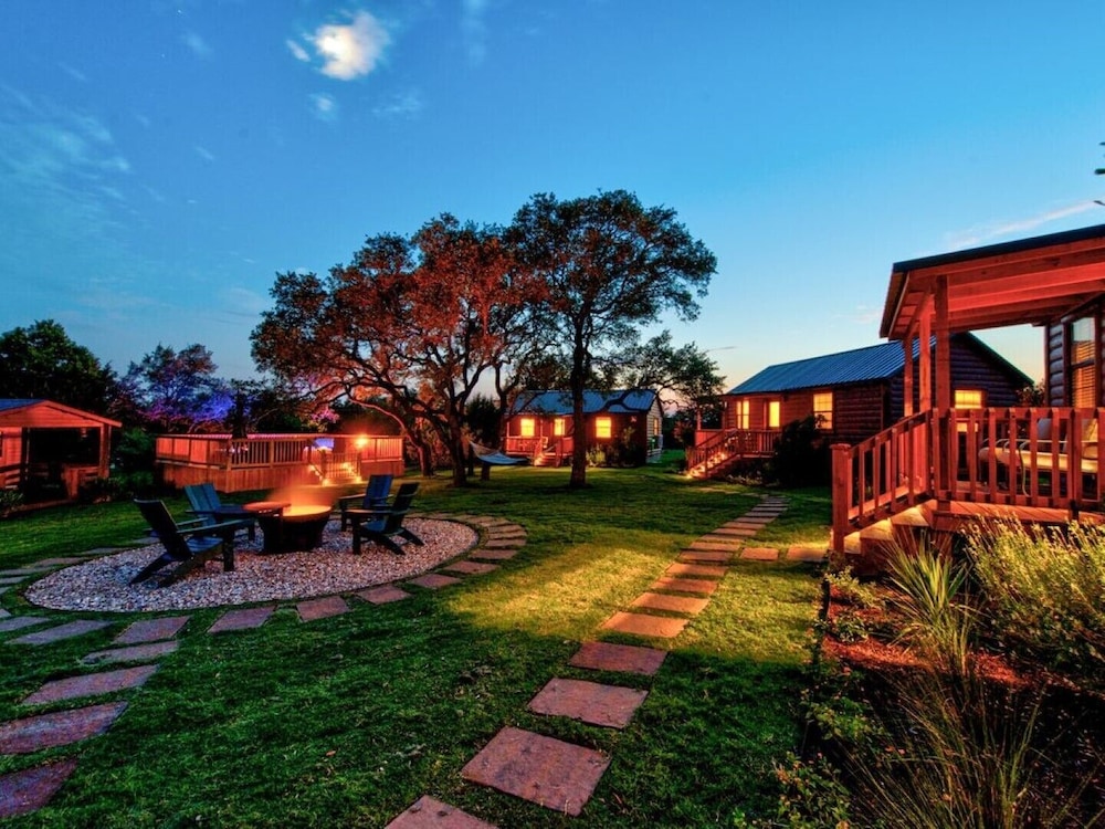 Julie's Cabins Luxury Retreat 3