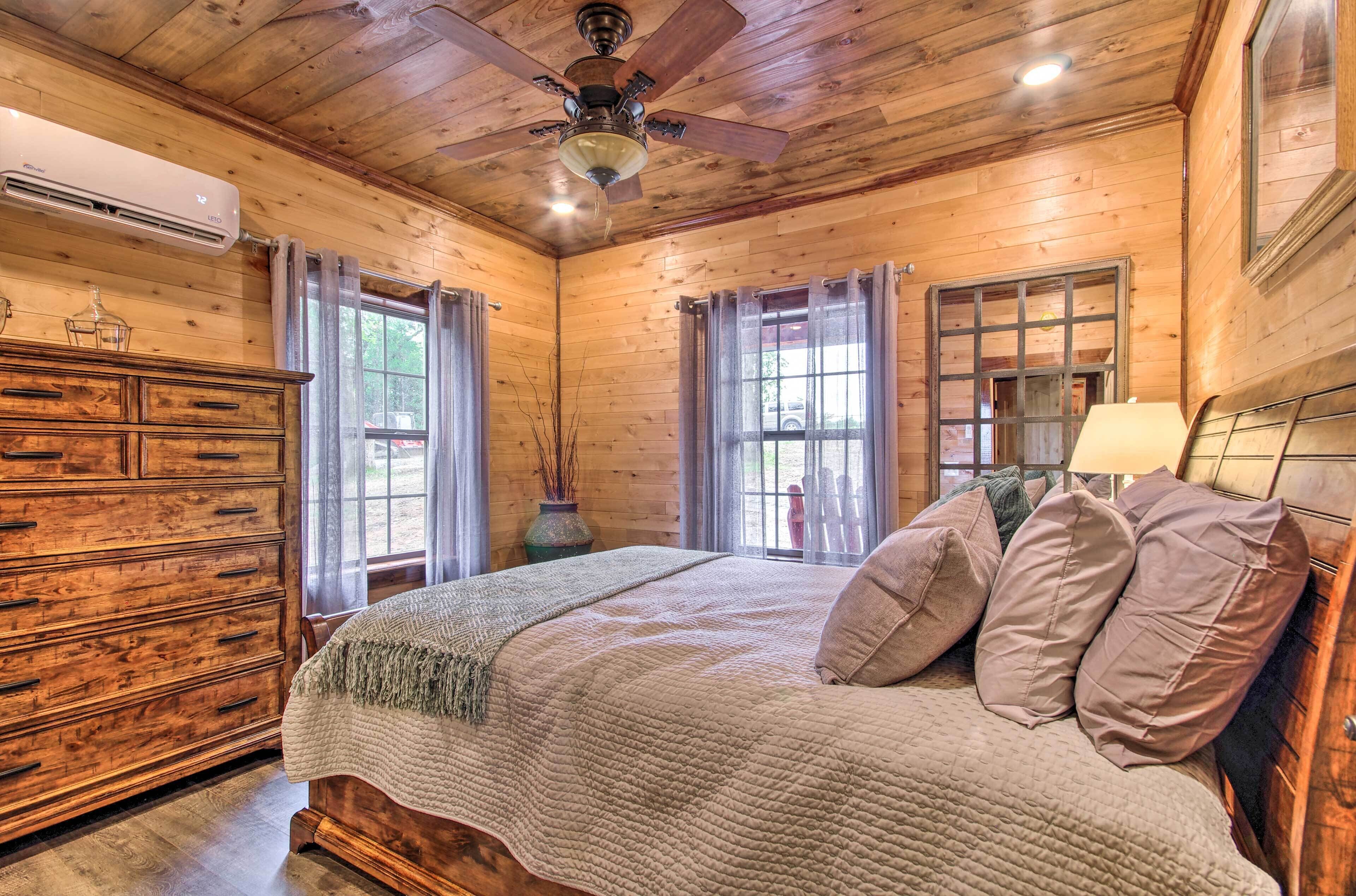 Secluded Log Cabin with Decks, Views & Lake Access in Mountain Home, United States