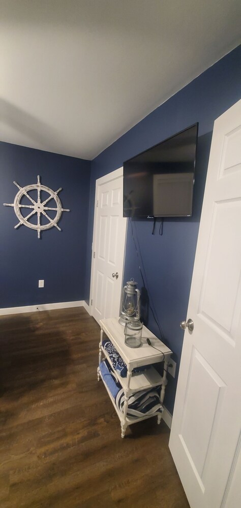 All Decked Out-NEW Lakefront!-Sleeps 6-Close to Colgate!