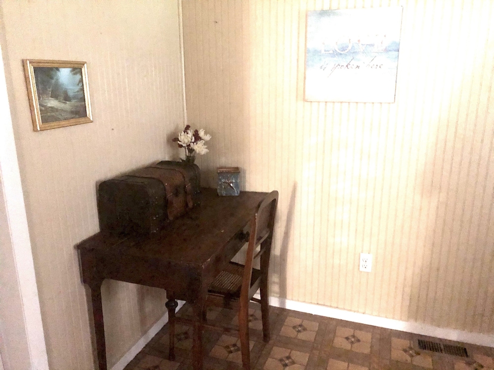 Springs Cottage 3/1 sleeps 8, near Ginnie, Fanning Springs , Manatee