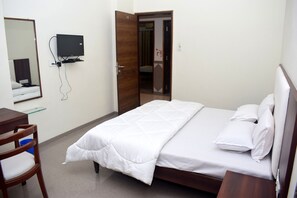 Deluxe Room | Soundproofing, free WiFi, bed sheets