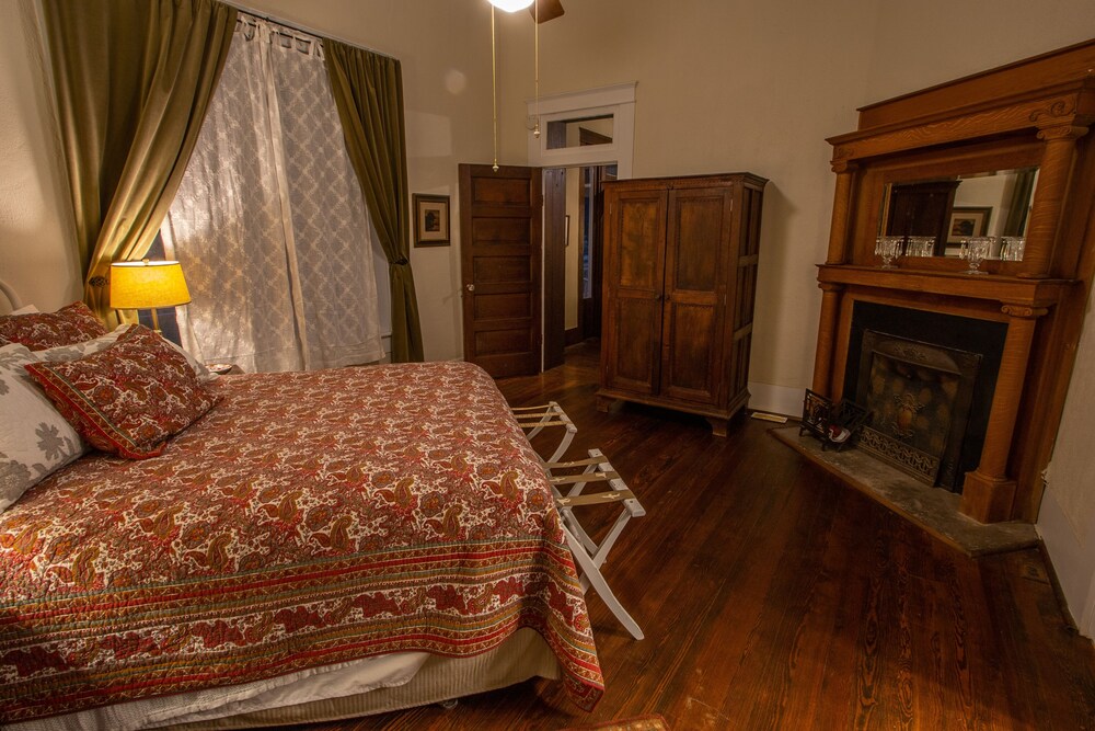 Historic Home Fort Davis, TX in the boulders. Fort Davis Vrbo