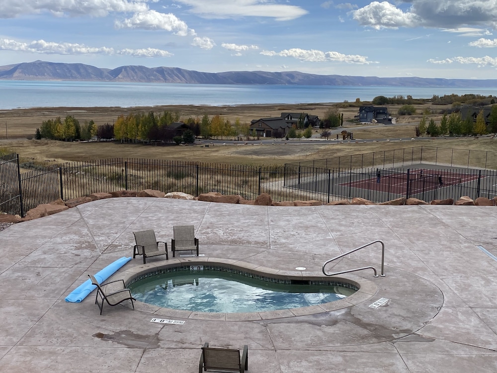 Lakeview vacation house with pools, hot tub, and sport courts (sleeps 38)