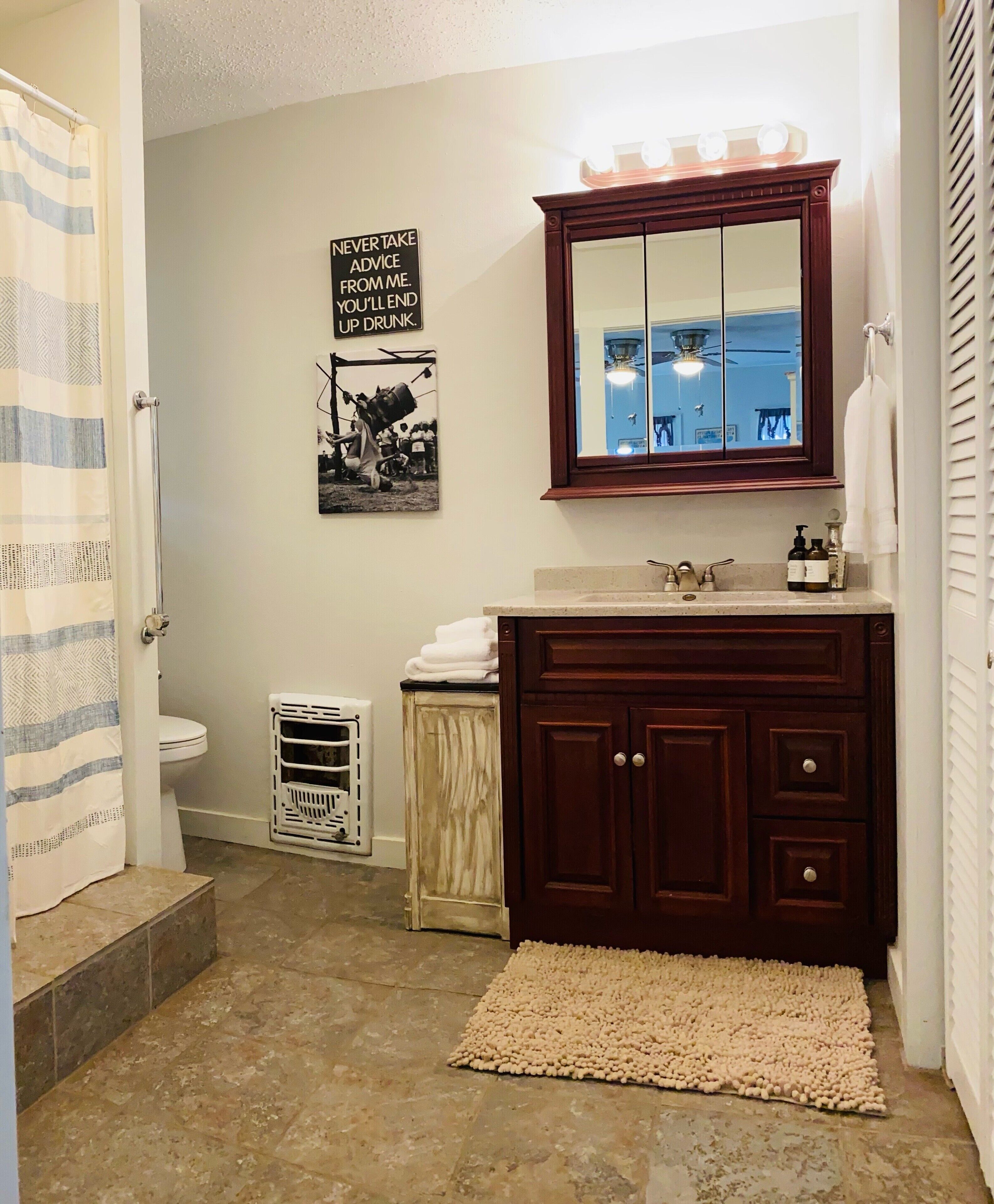 Farmhouse Vineyards "Vagabonds" on Pecan Street, Relaxed Ranch House Glam 4 All in Marble Falls, United States
