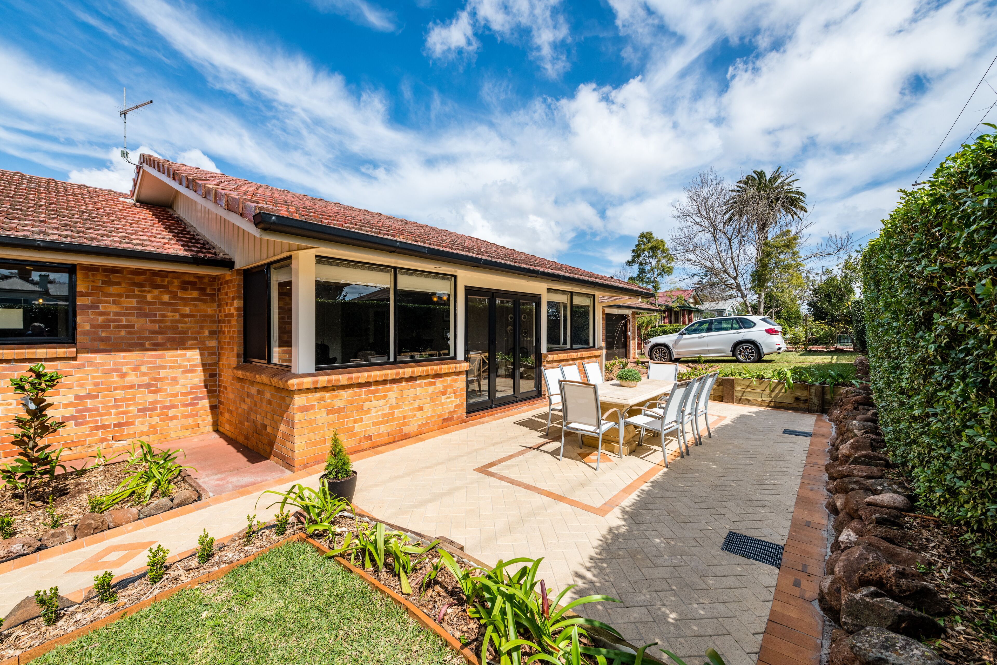 Hedge House- luxury space style location