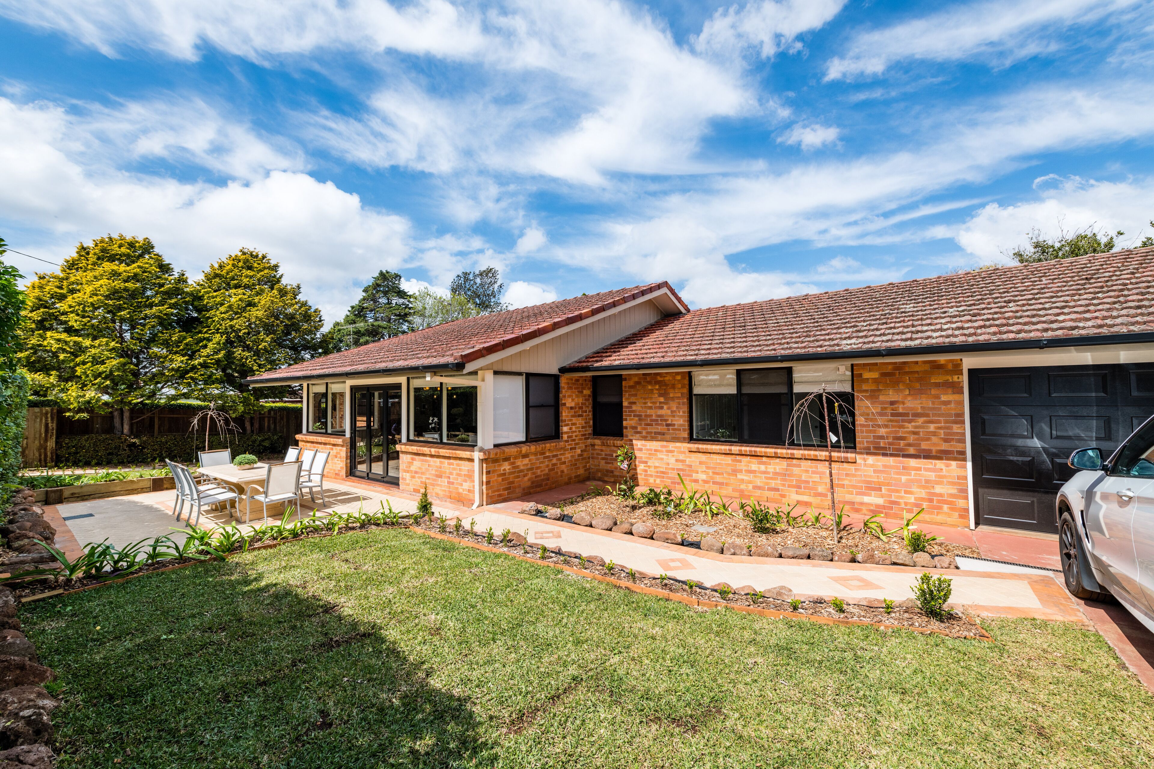 Hedge House- luxury space style location