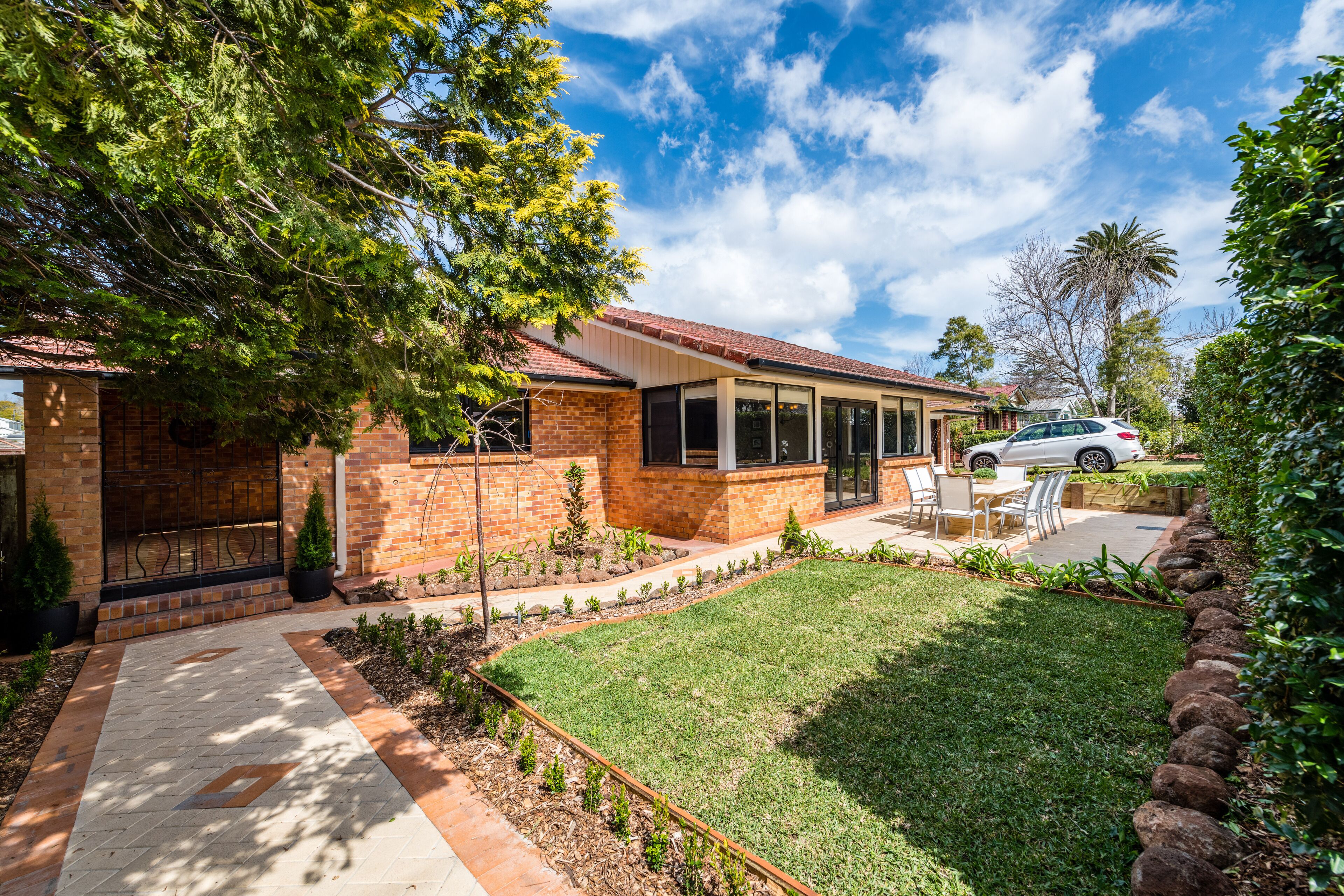 Hedge House- luxury space style location