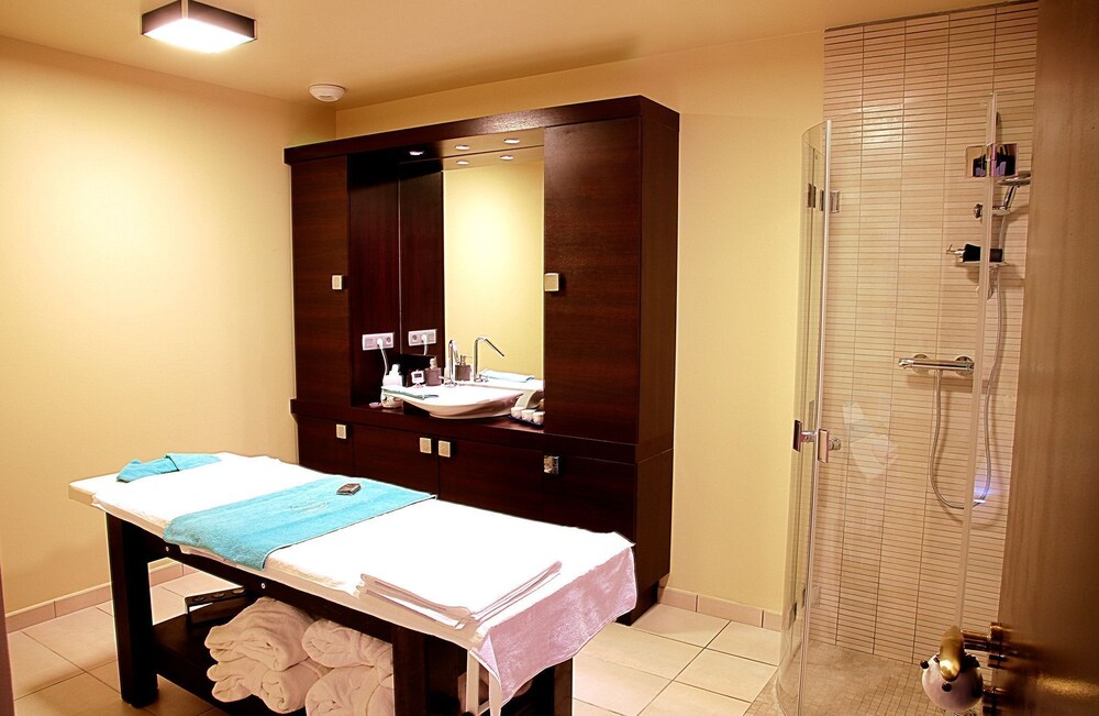 Val Thorens Ski in/out 8 bedrooms, sleeps 16 pool, sauna, spa with jacuzzi Deals & Reviews