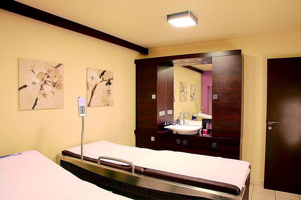 Val Thorens Ski in/out 8 bedrooms, sleeps 16 pool, sauna, spa with jacuzzi Deals & Reviews