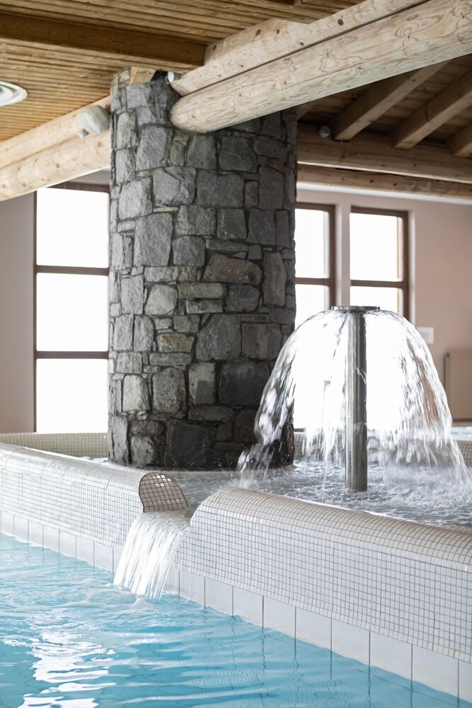 Val Thorens Ski in/out 8 bedrooms, sleeps 16 pool, sauna, spa with jacuzzi Deals & Reviews