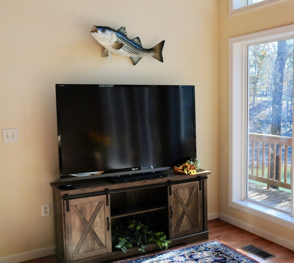 "Decked Out" 80ft from house to water, view, near Duncan