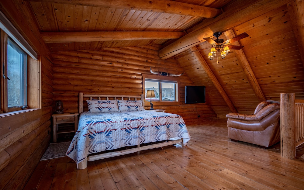 Riverfront Log Cabin with Majestic Mountain Views and Deck Meeteetse