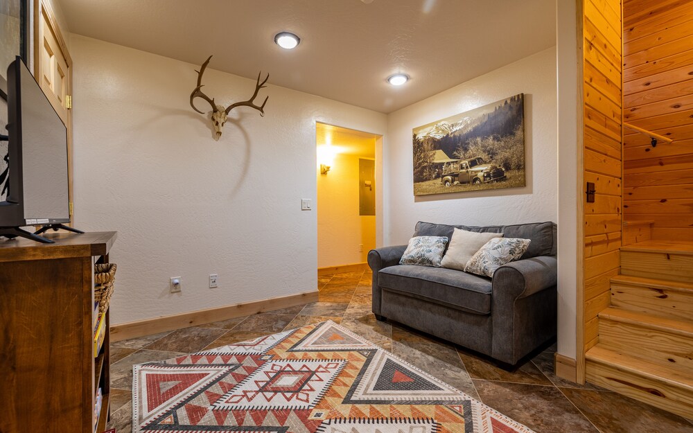 Majestic Wyoming Landscape. Riverfront log cabin. Relax in or explore