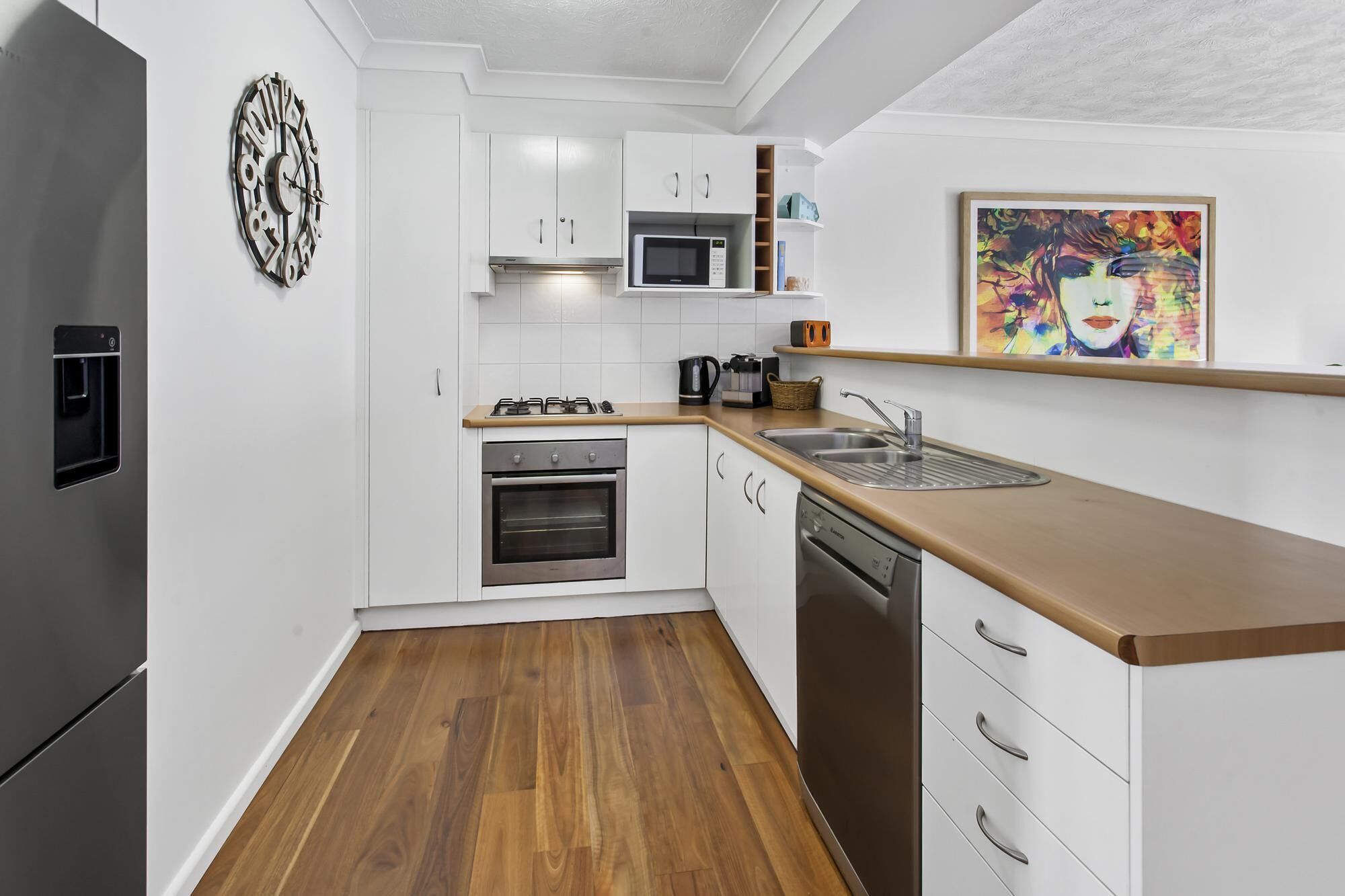 One-bed Apartment With Balcony and Parking Near CBD