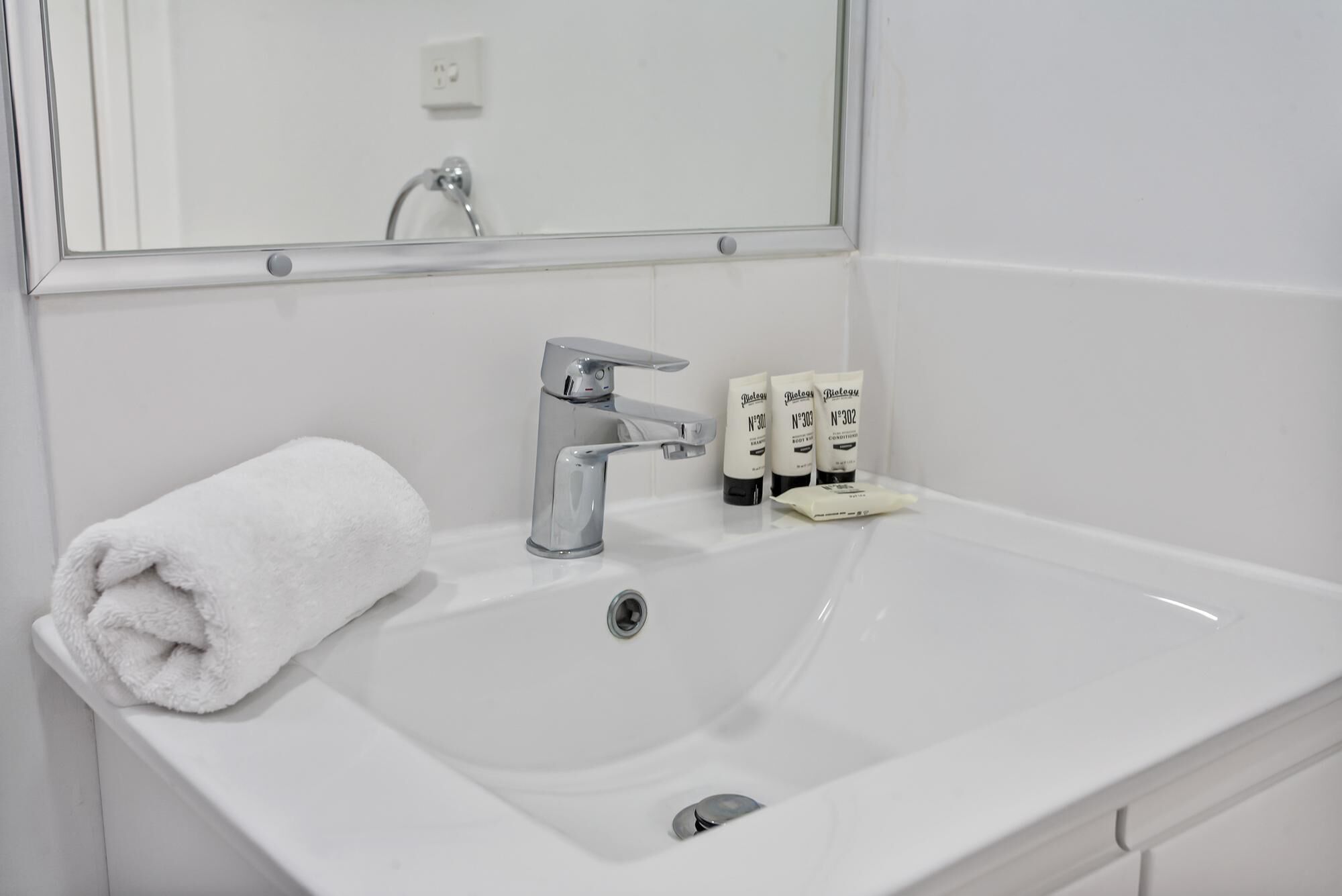 One-bed Apartment With Balcony and Parking Near CBD