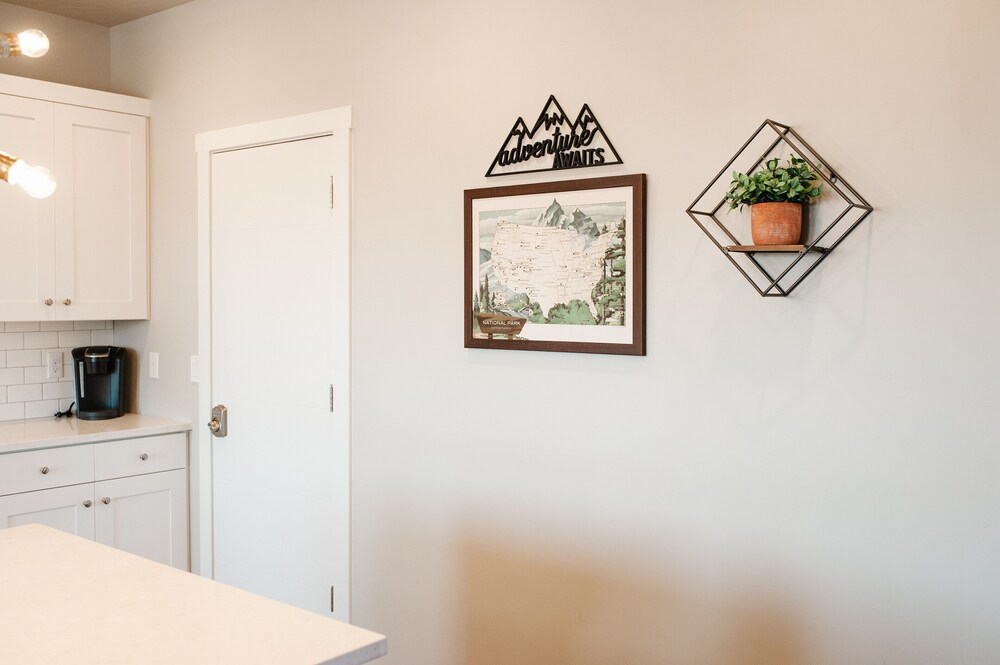 Adventure Awaits in Southern Utah Top Floor Condo With Pool