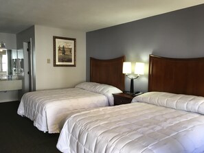 Traditional Double Room | Desk, laptop workspace, blackout drapes, iron/ironing board