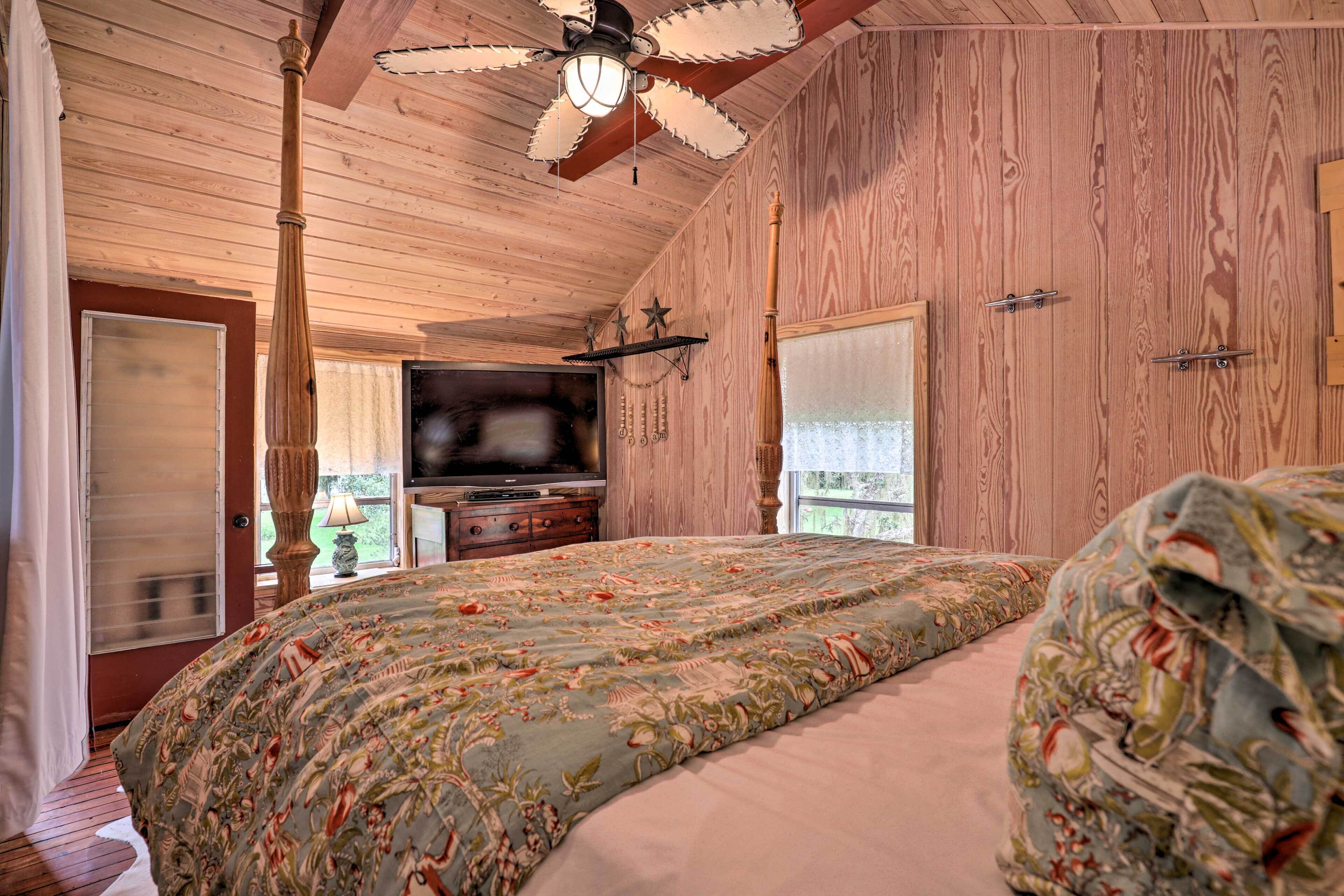 Island Escape w/ Slip & Lift - Boat Access Only! in Ocala, United States