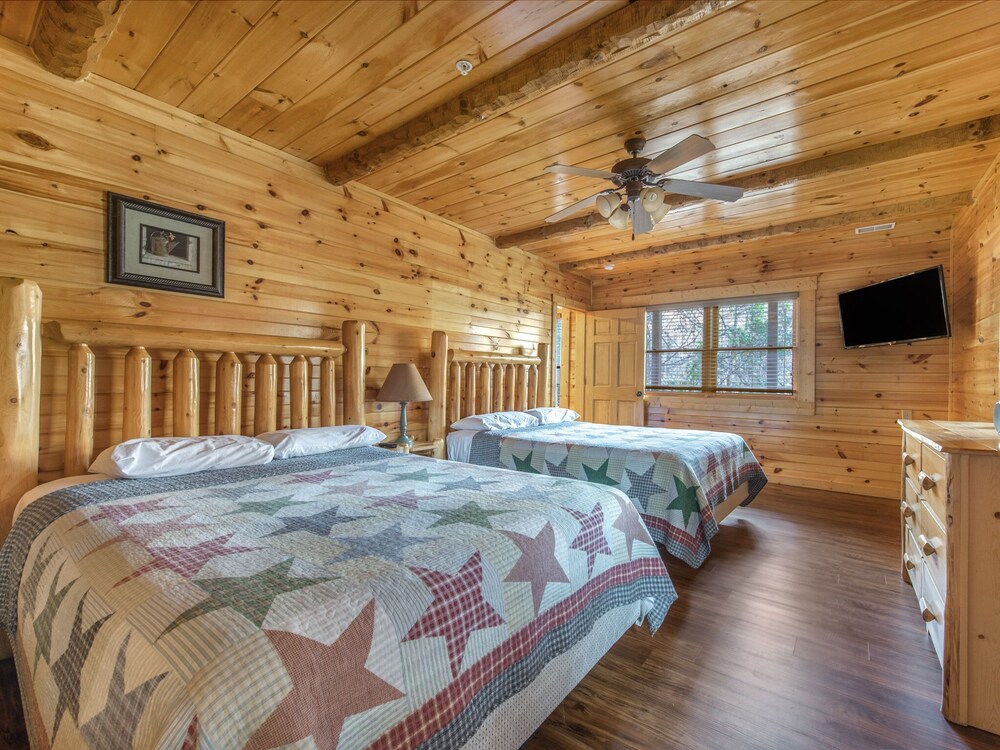 Family Ties Lodge, 8 BRs, Game Room, Hot Tubs, WiFi, Sleeps 32