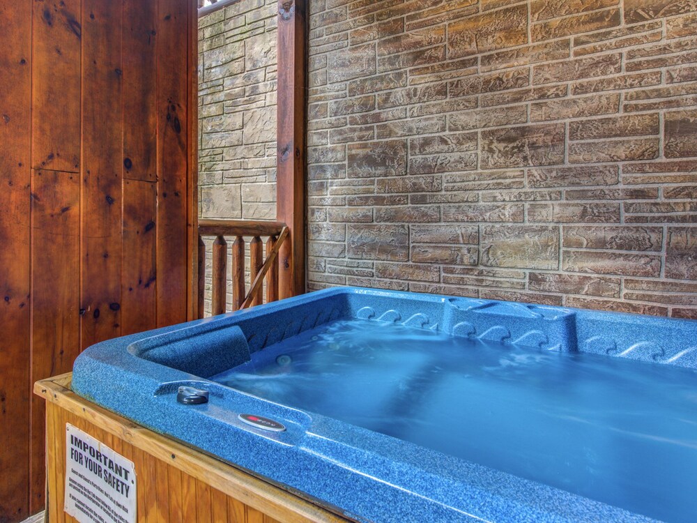 Family Ties Lodge, 8 BRs, Game Room, Hot Tubs, WiFi, Sleeps 32