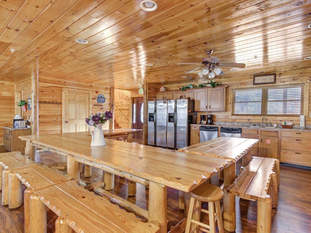 Family Ties Lodge, 8 BRs, Game Room, Hot Tubs, WiFi, Sleeps 32