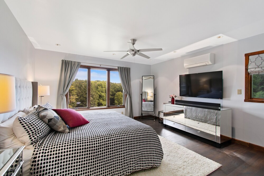 Stunning Catskills lodge with private lake in 70 acres Deals & Reviews