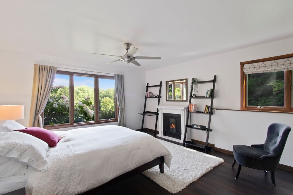 Stunning Catskills lodge with private lake in 70 acres Deals & Reviews