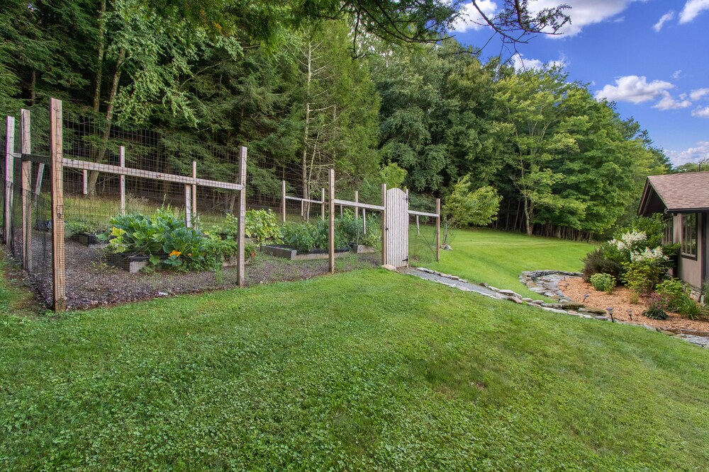 Stunning Catskills lodge with private lake in 70 acres Deals & Reviews