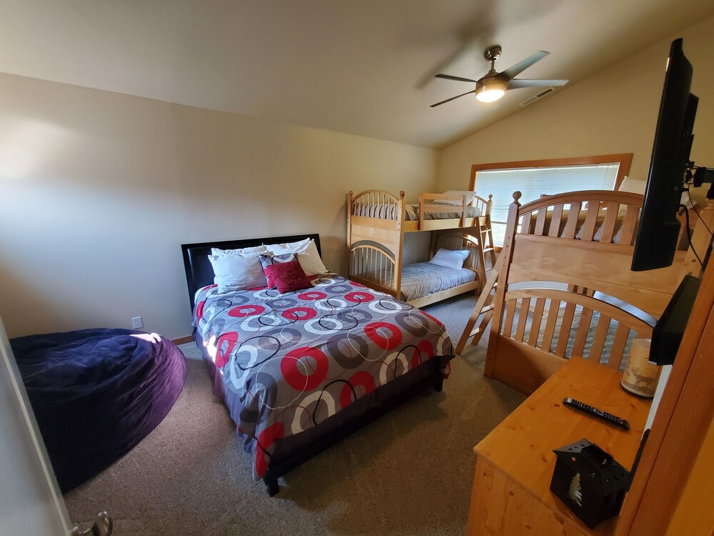 Family & pet friendly home w/ hot tub, fenced yard, A/C, near activity